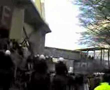 Willem II Hooligans tegen ME buiten het stadion