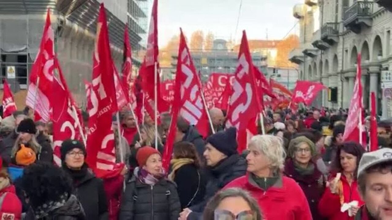 Sciopero generale, corteo Cgil a Torino contro la manovra