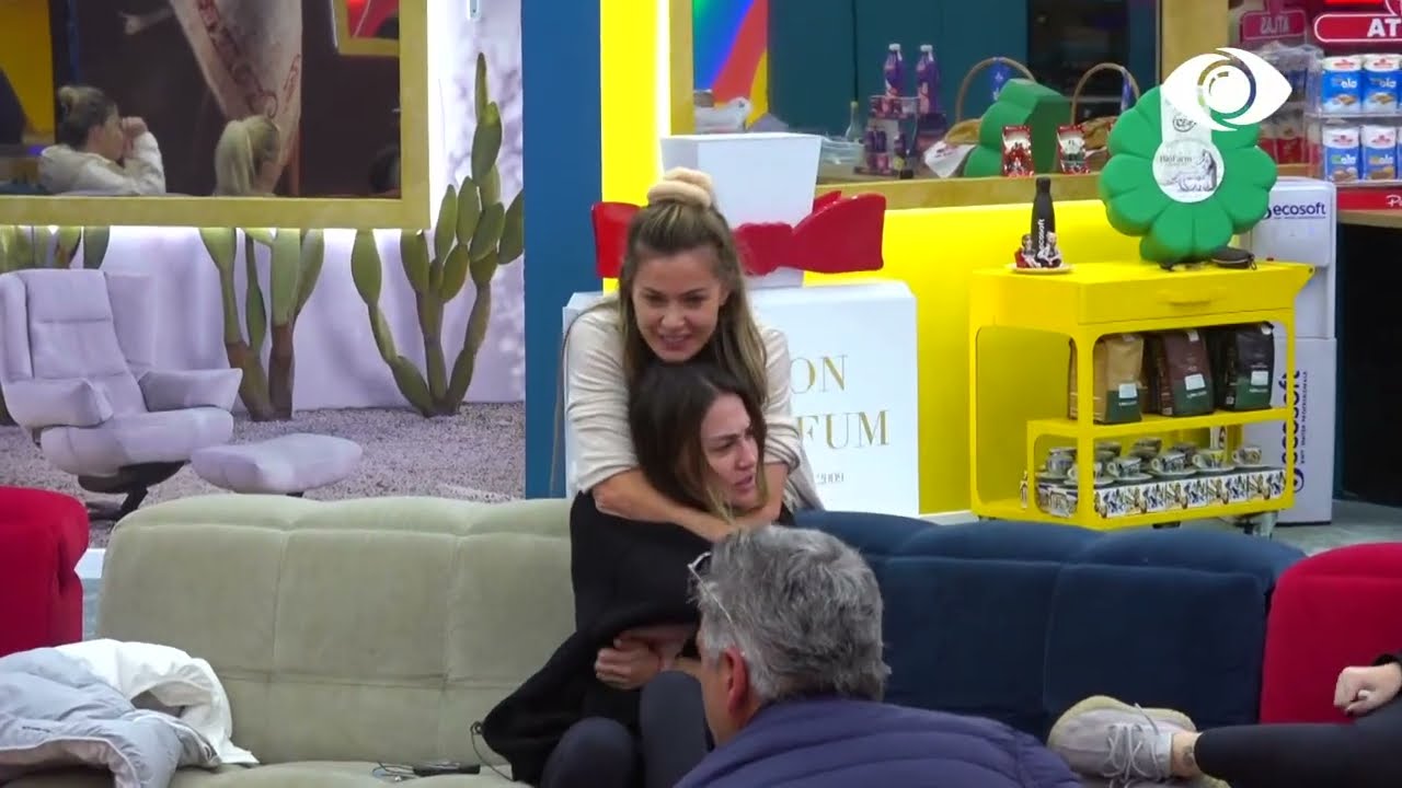 Momente gazmore/ Olta ngacmon dhe puth Kiarën