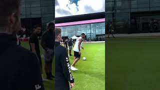 Download lagu David Beckham Shows Anthony Joshua The Art Of A Free Kick ⚽👊 #davidbeckham mp3