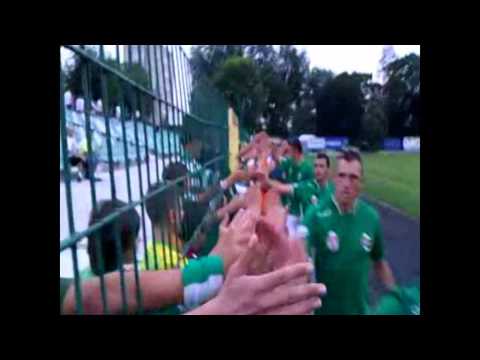 Radomiak Radom   przybija piątki z fanami po meczu z Siarką
