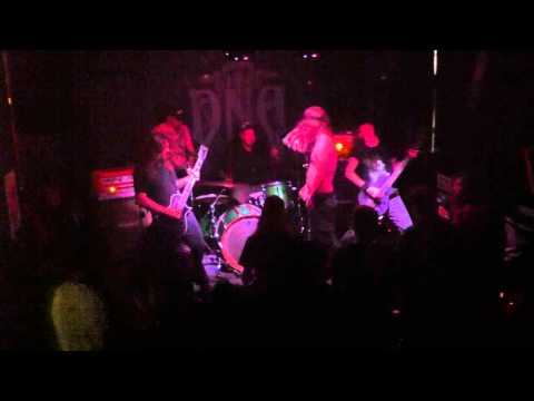 GURT featuring Carl from DOPETHRONE - Horrendosaurus LIVE @ DNA Brussels 15.07.2014