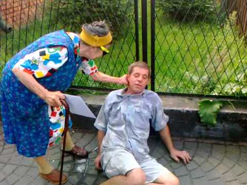 Oldskulowa babcia bije po głowie zalanego w trupa denata!!!