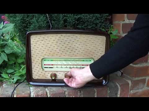 1957 HMV 1131 AM/FM AC mains 6 valve compact table radio.