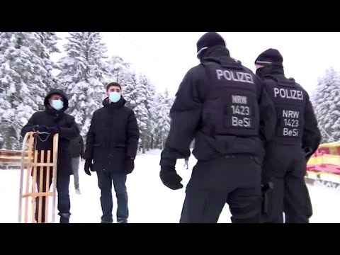 德國警察在滑雪場追趕一日遊者 (German police chase daytrippers off ski slopes)