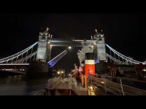 PS Waverley passes under Tower Bridge for the last time in 2022 (09/10/2022)