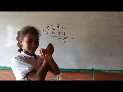 Saira resuelve una adición usando el idioma inglés