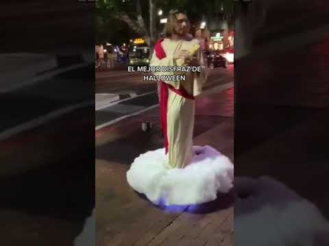 Jesus é visto ajudando mendigo no Halloween