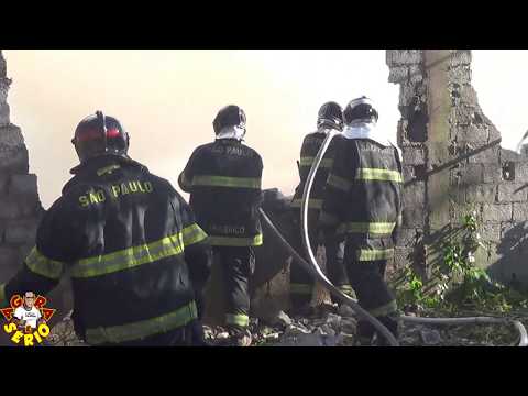 Chegada dos bombeiros para conter o Incêndio na Loja de Auto Peças do Mineiro na Entrada da Cidade