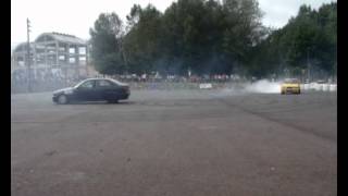 preview picture of video 'BMW drifting, Roberto Lorenzo y Pedro Gasofas en el IV Encontro de coches clásicos de Culleredo'