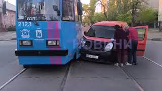 В Николаеве Renault врезался в трамвай (видео)