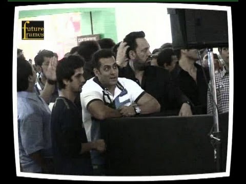 Salman Khan at the premiere of ''Dabangg 2''