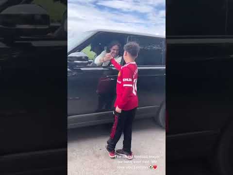 Edinson Cavani's wholesome moment with a young Man United fan 🥺❤️