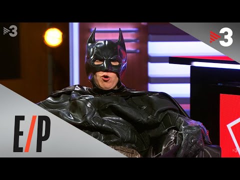 Entrevista improvisada: Judit Martín imita Batman - Està Passant