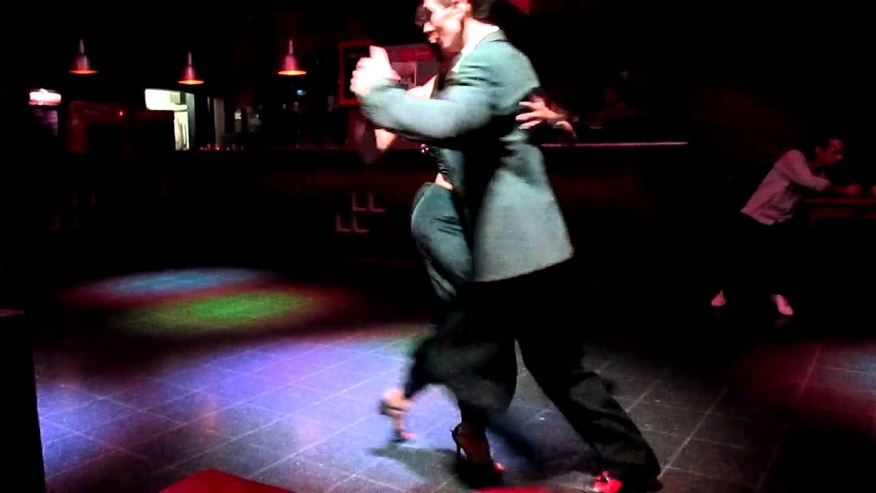 VERONICA RUE Y NICOLAS MARINI - EXHIBICION DE TANGO - MILONGA DIVERTANGO - MARTES X LA NOCHE