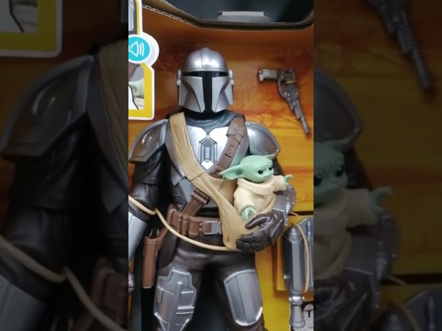 Vídeo relacionado con Jay Franco Manta de Felpa Suave y Almohada Mini con diseño de Star Wars The Mandalorian Grogu 130 x 150 cm - Juego de Manta de Forro Polar y Almohada de Star Wars para niño