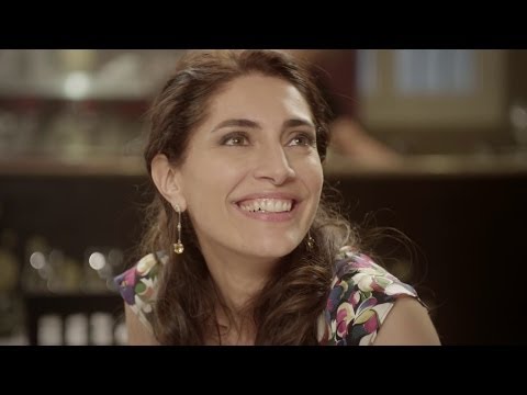 Crema di decolorazione di faccia con vitamina C La fotografia di pigmentary nota su un collo