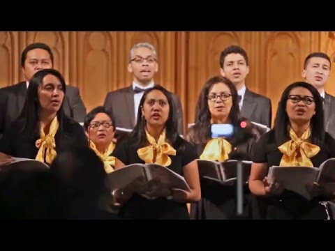 Attaché à la croix