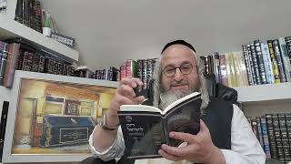לימוד 'חוק לישראל' יום ראשון פרשת בראשית – ביידיש – 6 פסוקי התורה (הרב מוטה פראנק) - התמונה מוצגת ישירות מתוך אתר האינטרנט יוטיוב. זכויות היוצרים בתמונה שייכות ליוצרה. קישור קרדיט למקור התוכן נמצא בתוך דף הסרטון