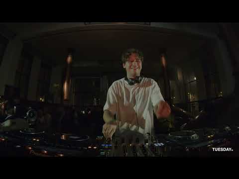 TUESDAY tv - BARRY CAN'T SWIM