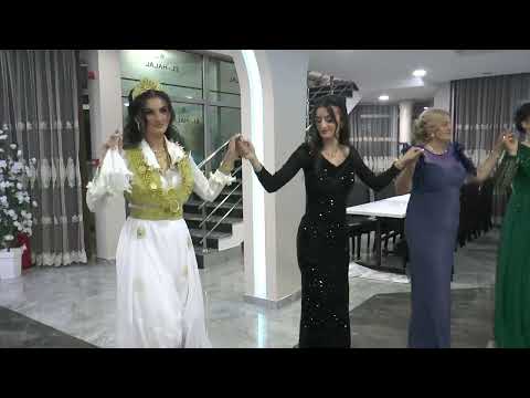 Nevesta u tradicionalnoj nosnji i kolo prijatelja Kalaca (Tutic)