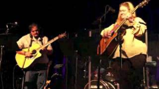 Susie Summers and Al Pugliese performing Fleetwood Mac's landslide