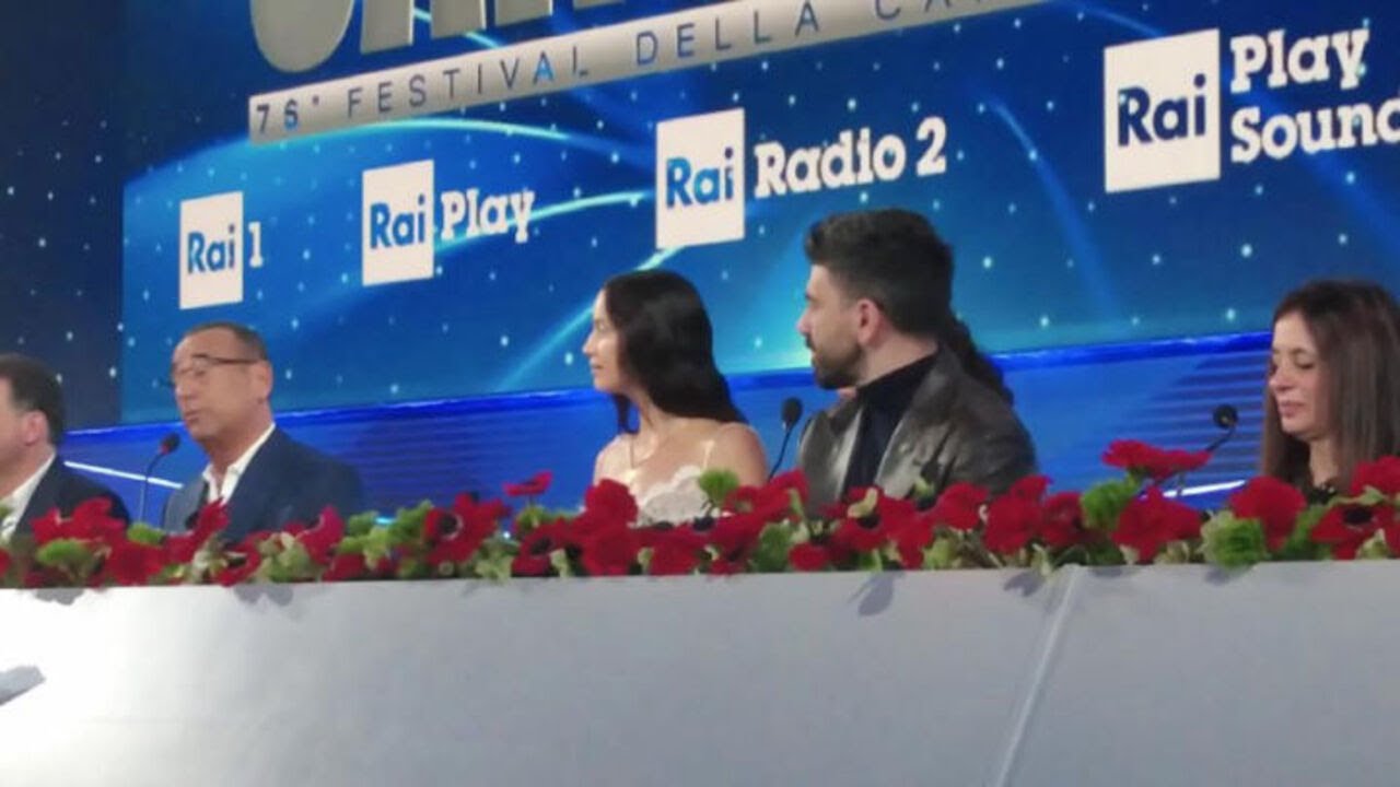 Conti chiede l'applauso in conferenza stampa per Achille Lauro dopo l'esibizione per Crans Montana