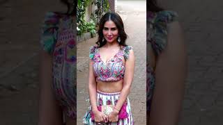 Download lagu Kim Sharma in stunning attire at Alanna Sangeet Ceremony mp3
