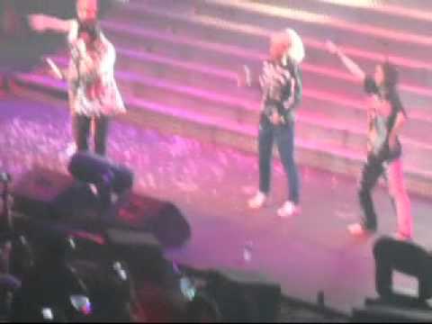 110604 2NE1 - IN OR OUT and CAN'T NOBODY @ THE PARTY! 2ne1 Live in Manila