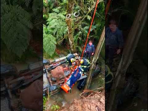 Bombeiros Voluntários de Presidente Getúlio acionado após veículo capotar de ponte em Witmarsum SC