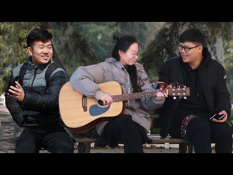 跑調的姑娘請路人評價自己的歌聲，大家會怎麼說呢？