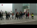 Kinderen lopen klimaatmars door stadshart