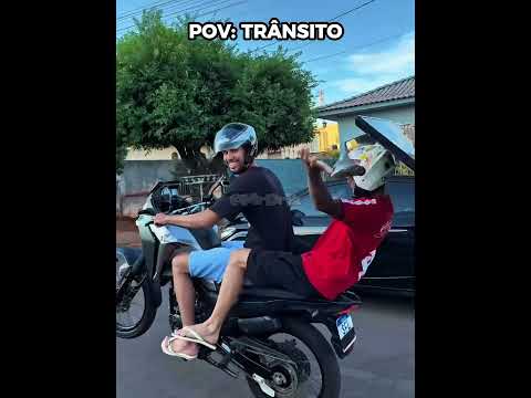 ele caiu da moto com a TV KKKKKKKKK 🏍️ #engraçado #humor #transito