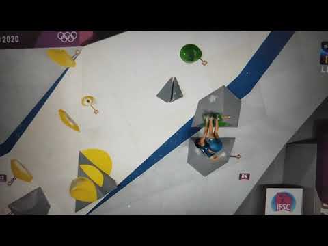 Tomoa Narasaki jamming on mens boulder 4, Sport Climbing Tokyo Olympics