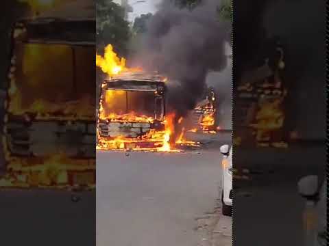 दिल्ली में कई जगह बसों में आग लगा दी, क्या गोधरा करने का था इरादा ? दिल्ली में कई जगह बसों में आग लगा दी, क्या गोधरा करने का था इरादा ?