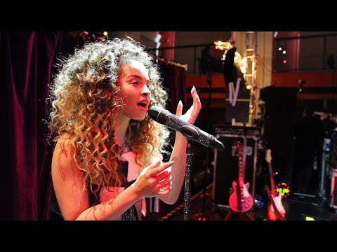 Ella Eyre - Radio 1's Live Lounge (15/05/2015)