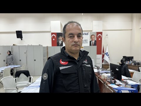 Depremde anne ve babasını kaybetti, acısını yüreğine gömerek insanların yardımına koştu