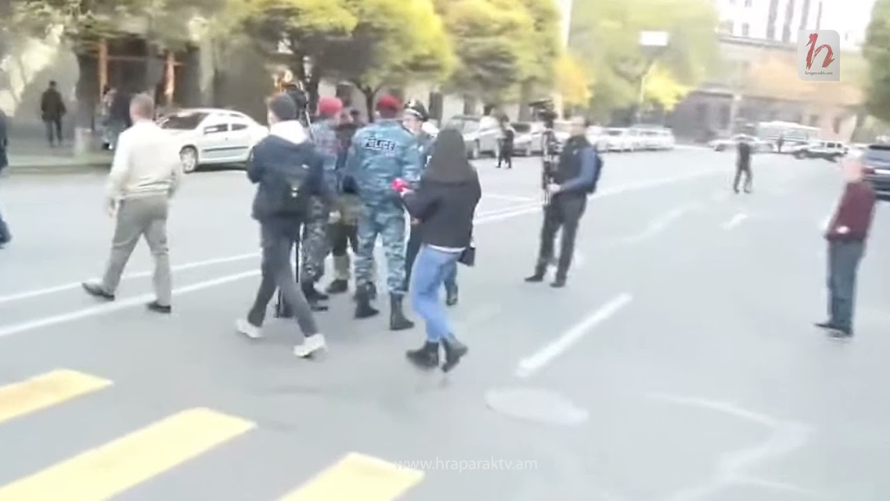 Ոստիկանները ուժ կիրառելով ցուցարարներին հեռացրին փողոցից