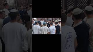 מעגל ריקודים בביתו של הרב פורים תשפ"ד