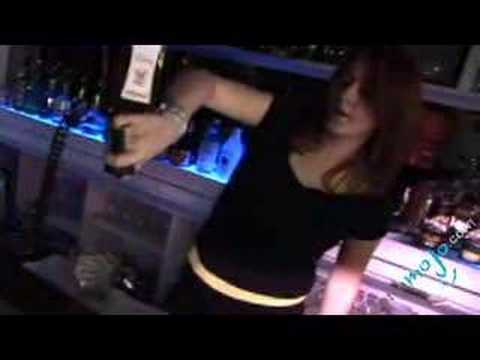 How to make an Alabama Slammer shot