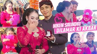 Download lagu Moment Mahal Niken Salindri Dilamar Ki Akbar Diatas Panggung. Reaksi Niken Salindri Jadi Sorotan. mp3