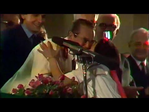 Sanije Hyseni iz Prištine i Josip Broz TITO prima svoju poslednju štafetu za Dan Mladosti 1979