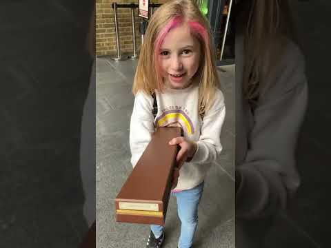 Giorgia compra la vera bacchetta di Harry Potter e diventa una maga! #shorts
