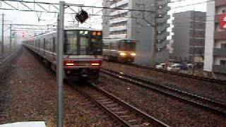 preview picture of video '2010.12.21 南草津駅新快速通過　Shin-kaisoku rapid service train passing at Minami-Kusatsu.'