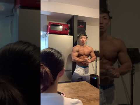 3ヶ月前より筋肉がデカくなったので妹に自慢してみた Shorts 일본유튜버 우투 3ヶ月前より筋肉がデカくなったので妹に自慢してみた Shorts 일본유튜버 우투