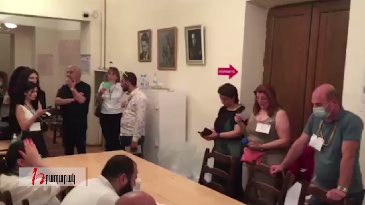 Անդրանիկ Քոչարյանը 9/59 տեղամասում, հետևում է հաշվարկի ընթացքին