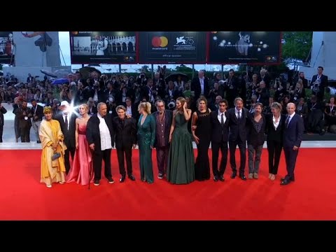 Willem Dafoe pasea a un genial Van Gogh por la alfombra roja de Venecia