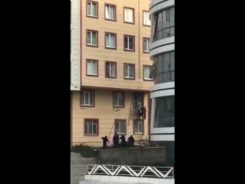Ребенок, оставленный без присмотра, вывалился из окна