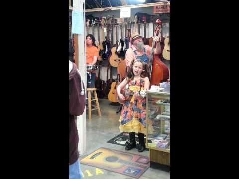 Emisunshine singing at the Sweetwater flea market.