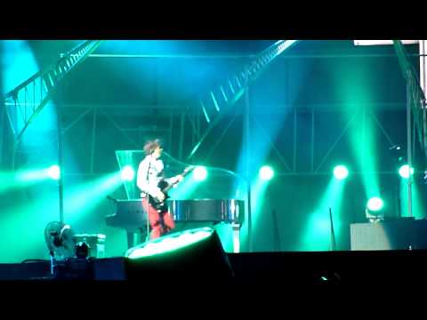 Muse - Riffs + Agitated & Yes Please - Helsinki - 27 July 2013 HD